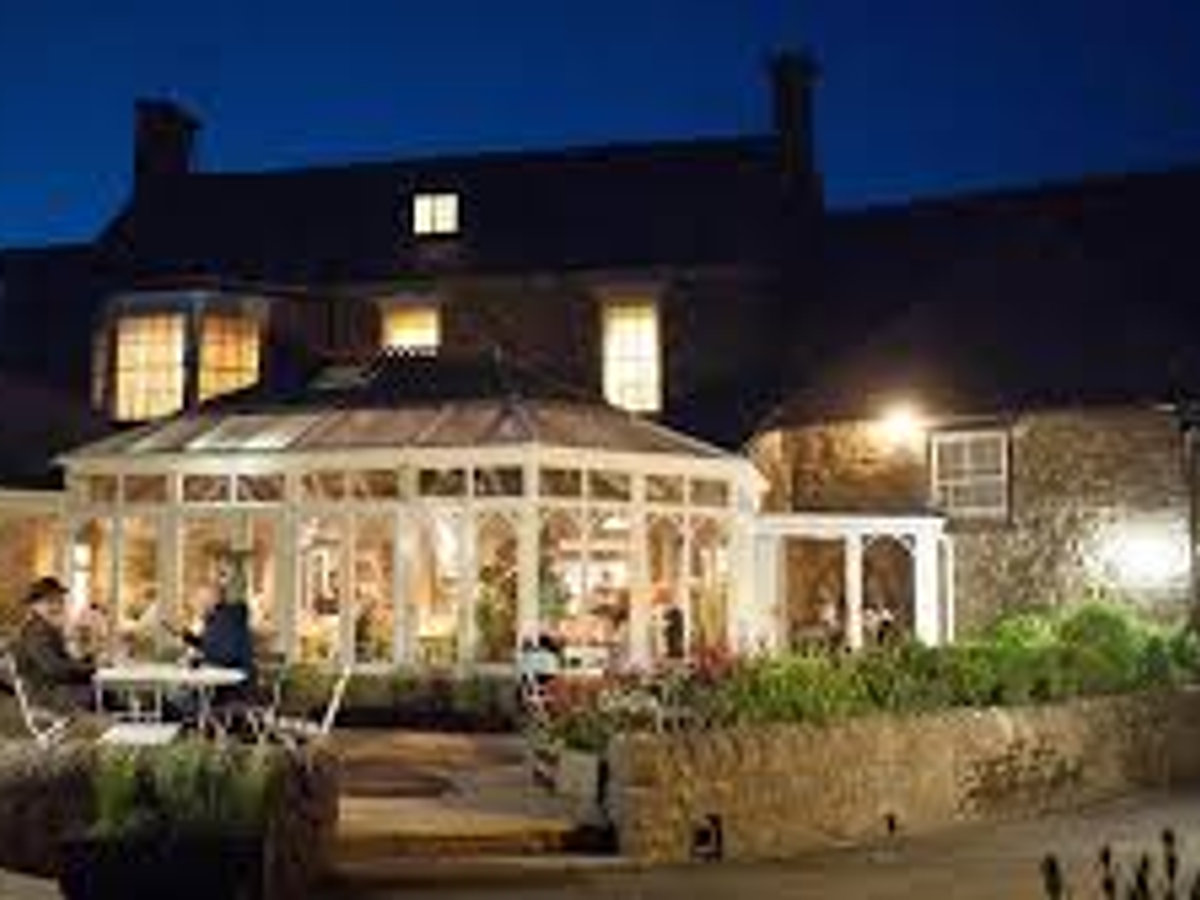 The Ilchester Arms hotel, bar and restaurant in Abbotsbury village
